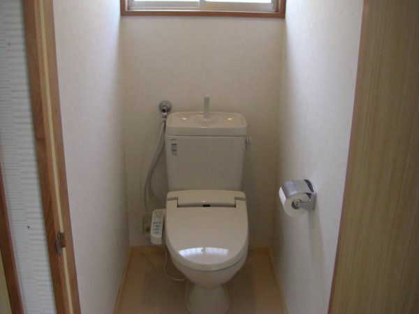 トイレは温水便座が付いた新品に交換済です